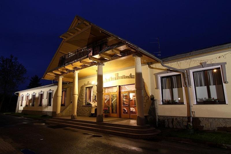 Restauracja Noclegi Ruczaj 新塔尔格 外观 照片